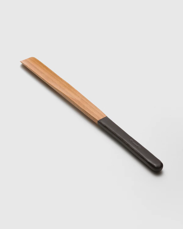 Langes Walnuss-Holz-Schuhmacher
