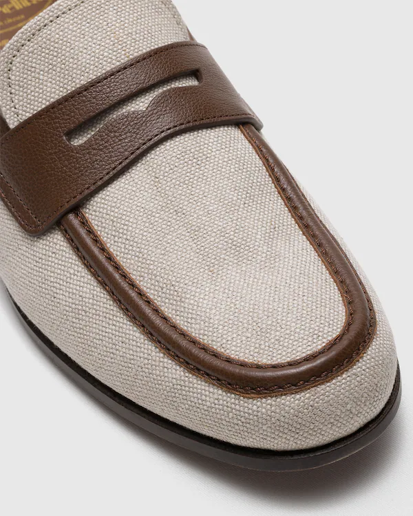Roter Leinen- und Rauchleder-Loafer